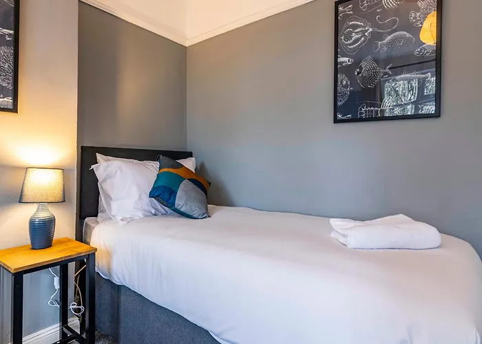 Lovely 4Bdr Home- Off Street Parking Sleeps 7