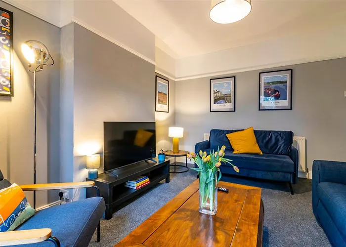 Lovely 4Bdr Home- Off Street Parking Sleeps 7