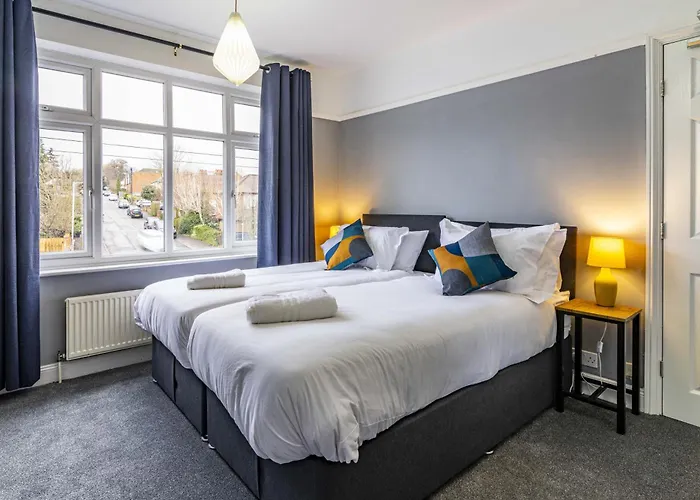 Lovely 4Bdr Home- Off Street Parking Sleeps 7
