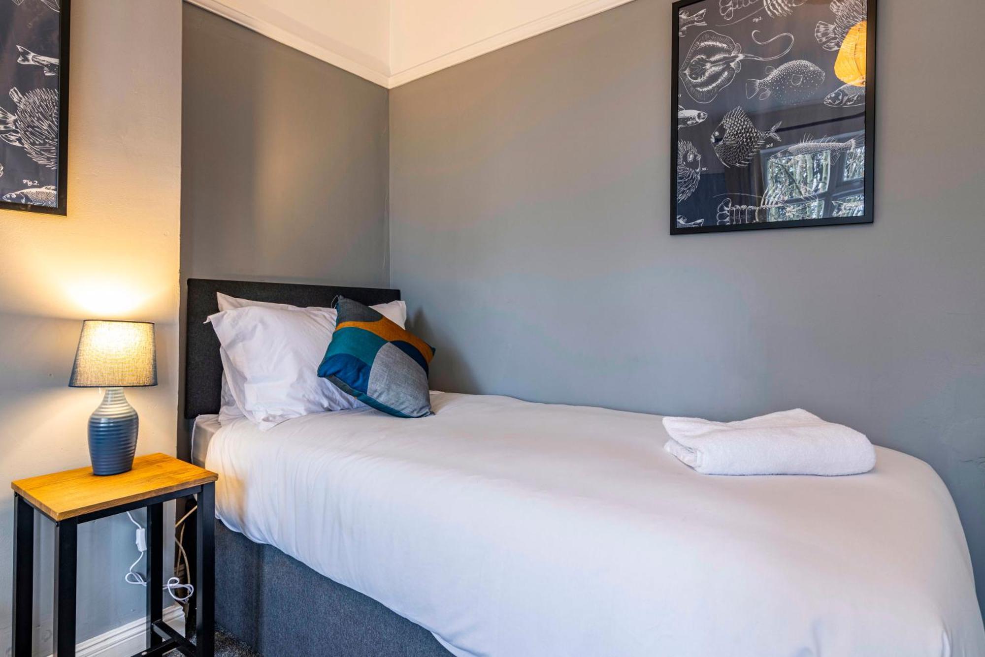 Lovely 4bdr Home- Off Street Parking Sleeps 7 Villa *
