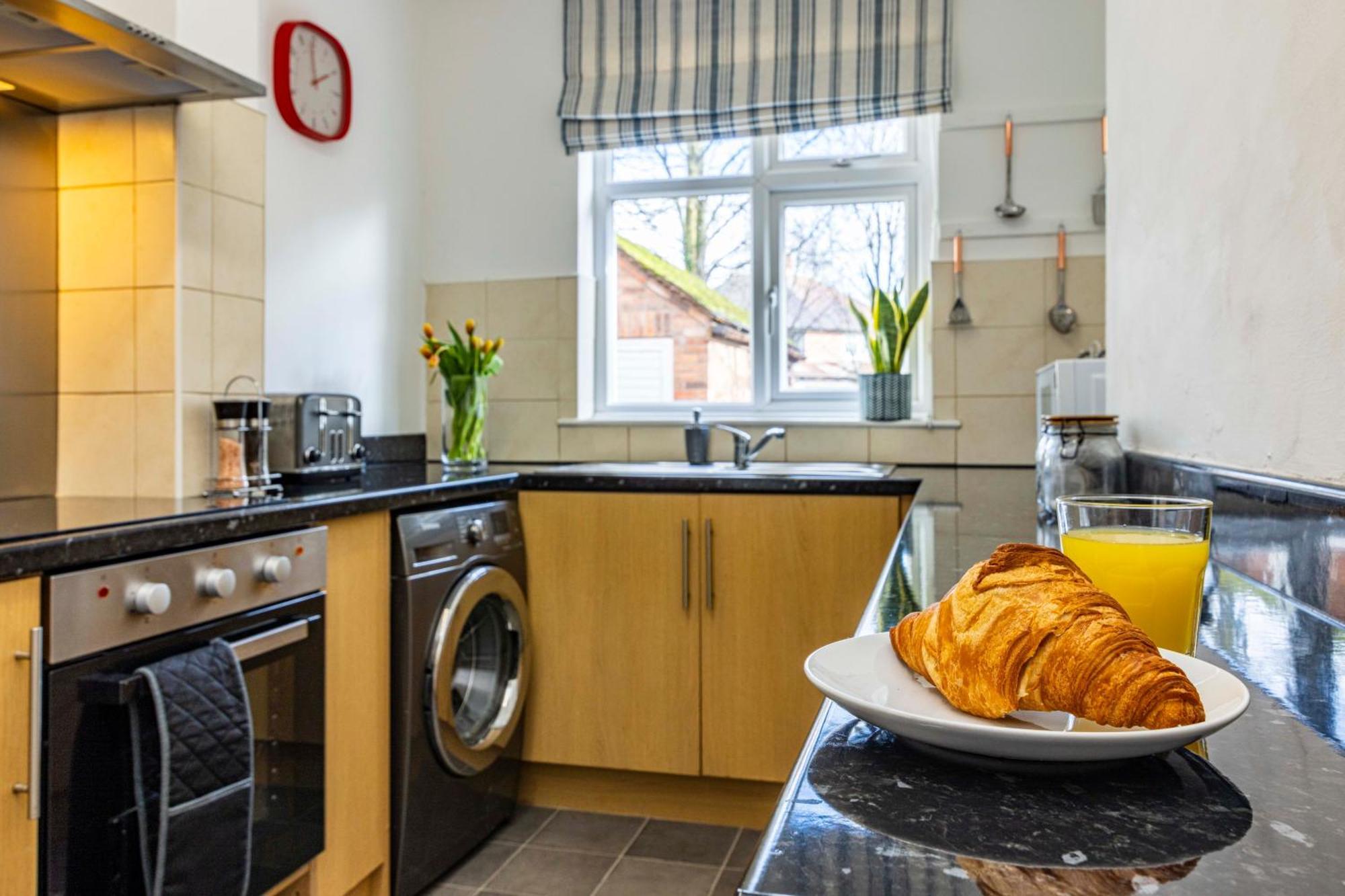 Lovely 4bdr Home- Off Street Parking Sleeps 7 Villa *