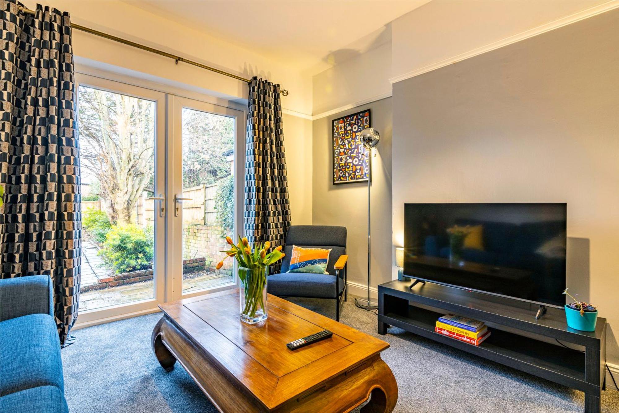 Lovely 4bdr Home- Off Street Parking Sleeps 7 Villa *