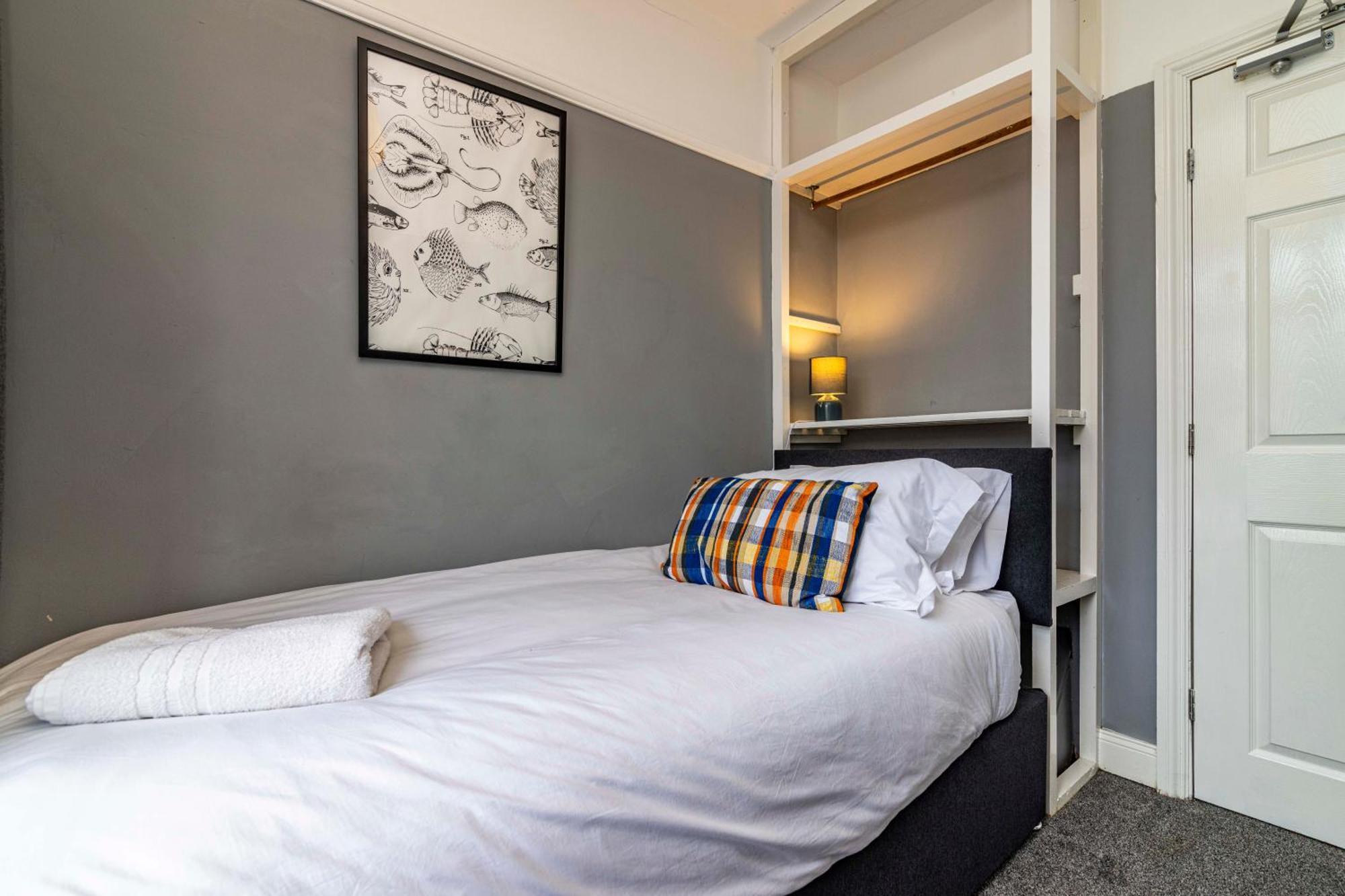 Lovely 4bdr Home- Off Street Parking Sleeps 7 Villa